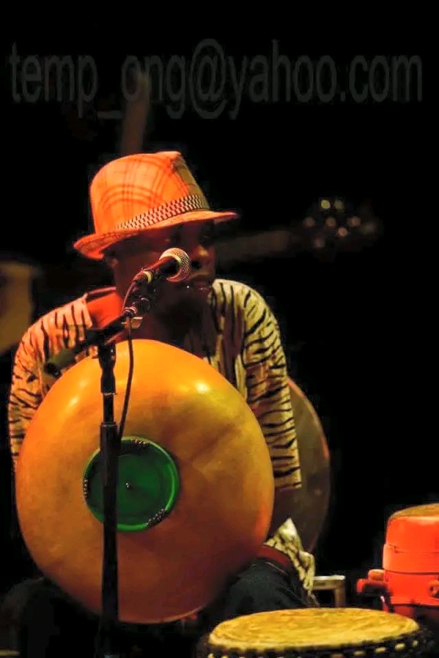 Durrel Nyazika performing with mbira