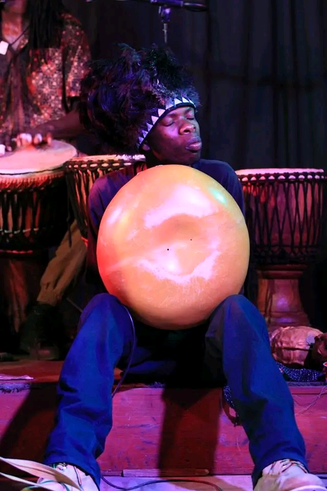 Durrel Nyazika performing with mbira and drums